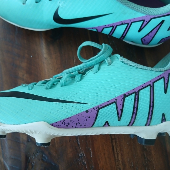 Nike Turquoise and Black Sports Shoes - Picture 2 of 6